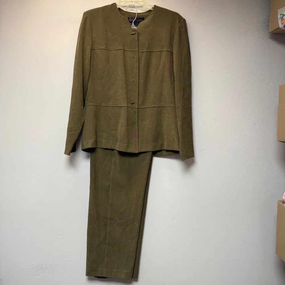 DGI by Dorian Pant Suit Womens 6 Olive Green Excellent Faux Suede 2pc Set 13639